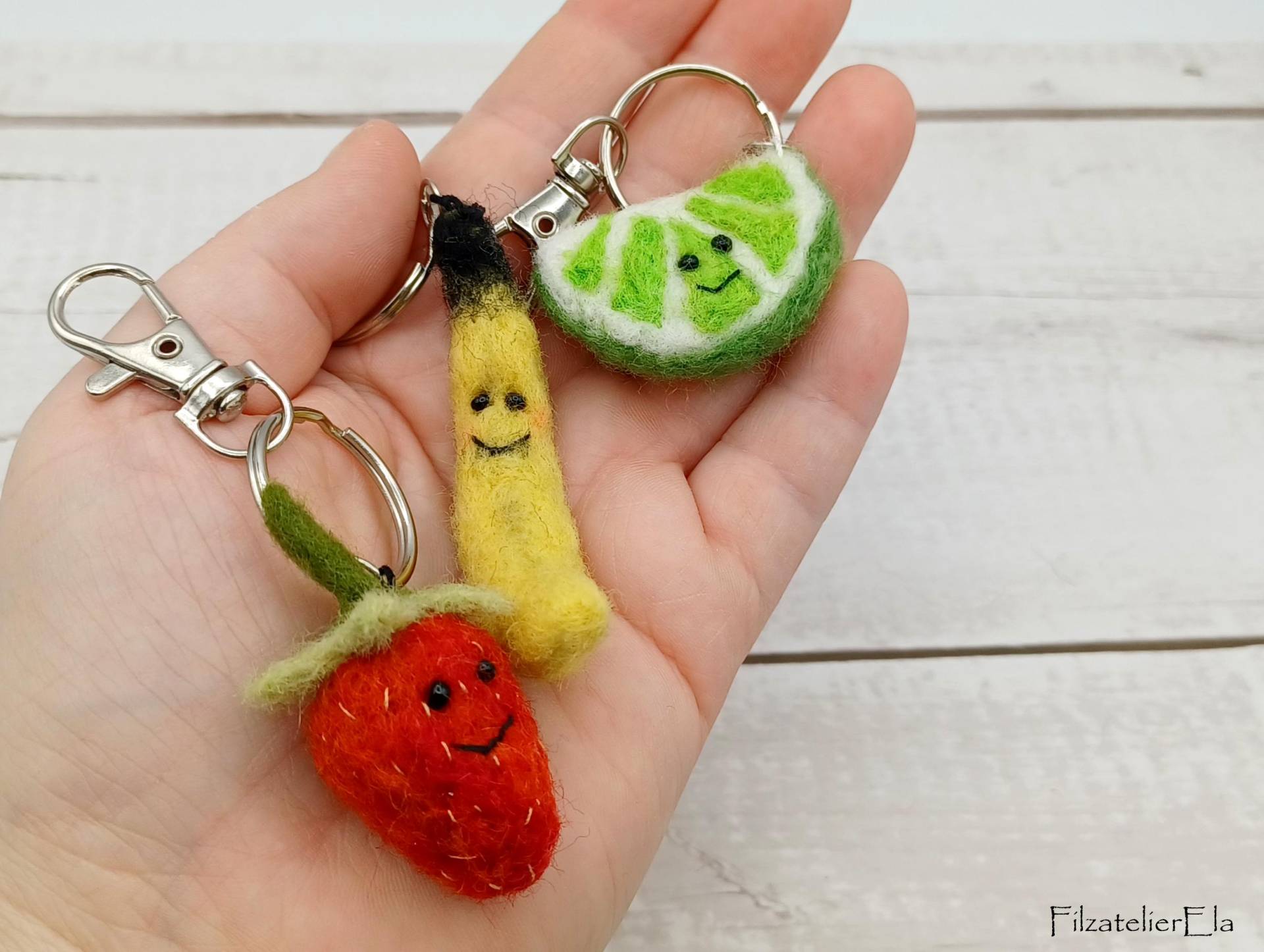 Filz Früchte Schlüsselanhänger Handgefilzt - Mini Erdbeere Banane Limette Kiwi Kirsche | Geschenk Garten Liebhaber, Taschen-Charmanhänger Filz Früchte Schlüsselanhänger Handgefilzt - Mini Erdbeere Banane Limette Kiwi Kirsche | Geschenk Garten Liebhaber, Taschen-Charmanhänger von FilzatelierEla