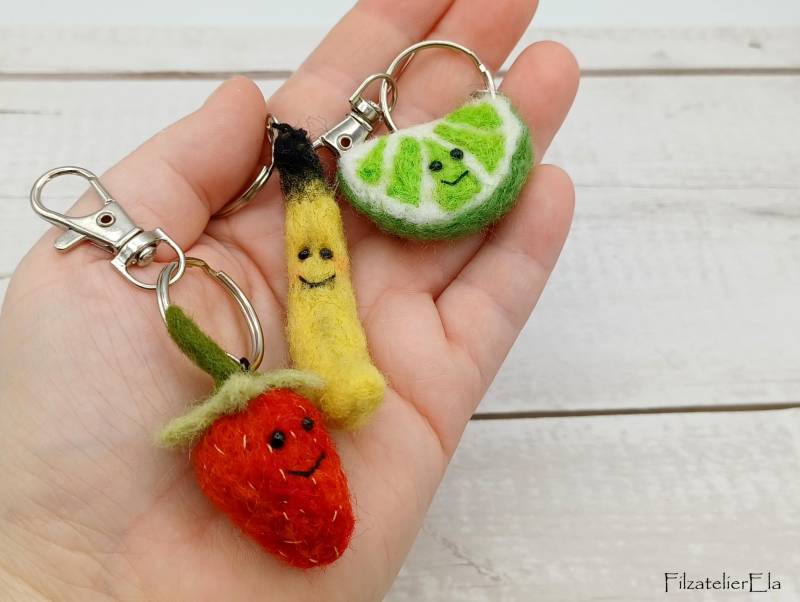 Filz Früchte Schlüsselanhänger Handgefilzt - Mini Erdbeere Banane Limette Kiwi Kirsche | Geschenk Garten Liebhaber, Taschen-Charmanhänger Filz Früchte Schlüsselanhänger Handgefilzt - Mini Erdbeere Banane Limette Kiwi Kirsche | Geschenk Garten Liebhaber, Taschen-Charmanhänger von FilzatelierEla