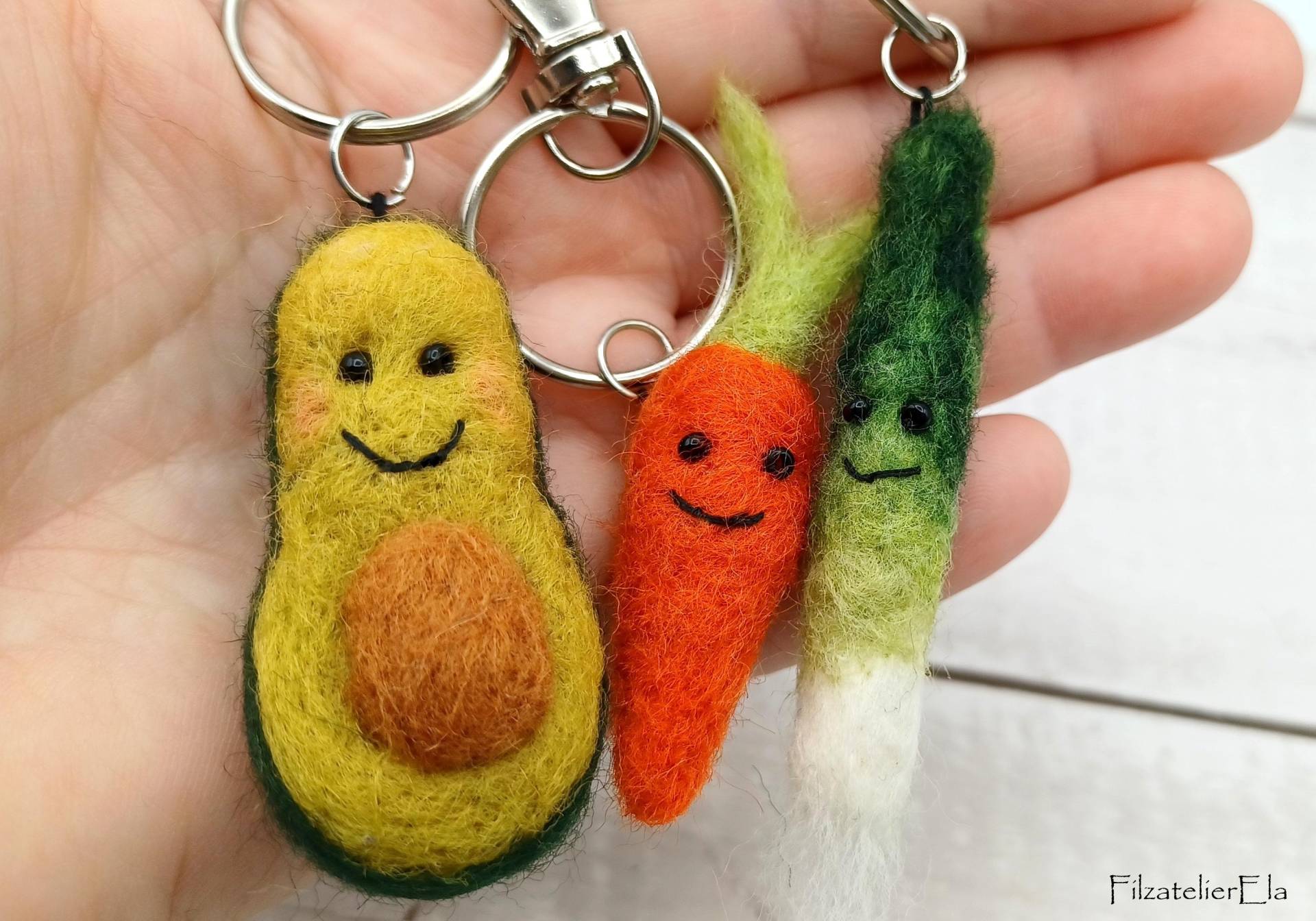 Filz Gemüse Schlüsselanhänger Handgefilzt - Mini Avocado Karotte Lauch Erbse Kartoffel | Geschenk Garten Liebhaber, Taschen-Charmanhänger Filz Gemüse Schlüsselanhänger Handgefilzt - Mini Avocado Karotte Lauch Erbse Kartoffel | Geschenk Garten Liebhaber, Taschen-Charmanhänger von FilzatelierEla
