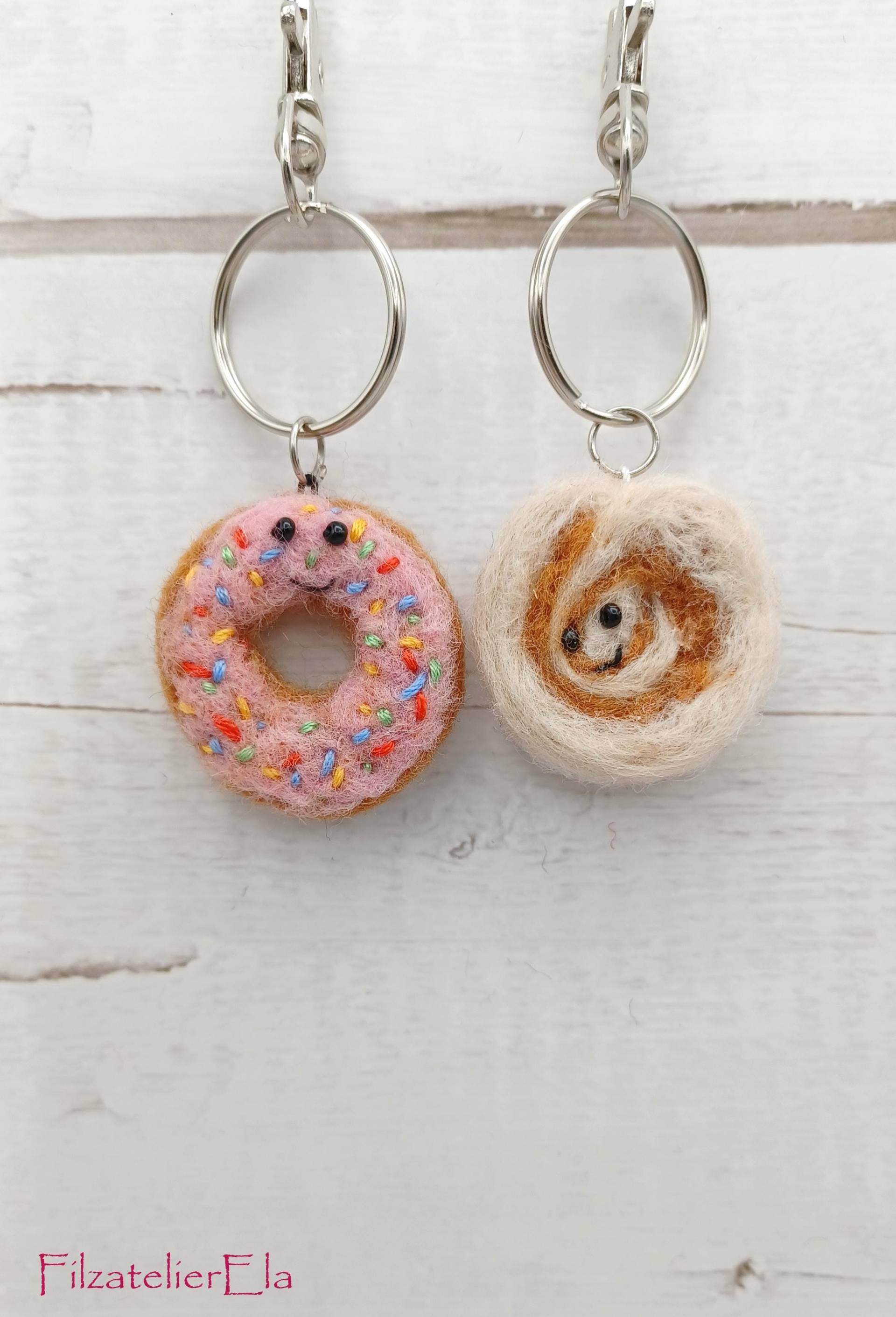 Filz Sweets Schlüsselanhänger Handgefilzt - Mini Zimtschnecke Doughnut Anhänger | Deko, Geschenk Kuchenliebhaber, Taschen-Charmanhänger Filz Sweets Schlüsselanhänger Handgefilzt - Mini Zimtschnecke Doughnut Anhänger | Deko, Geschenk Kuchenliebhaber, Taschen-Charmanhänger von FilzatelierEla