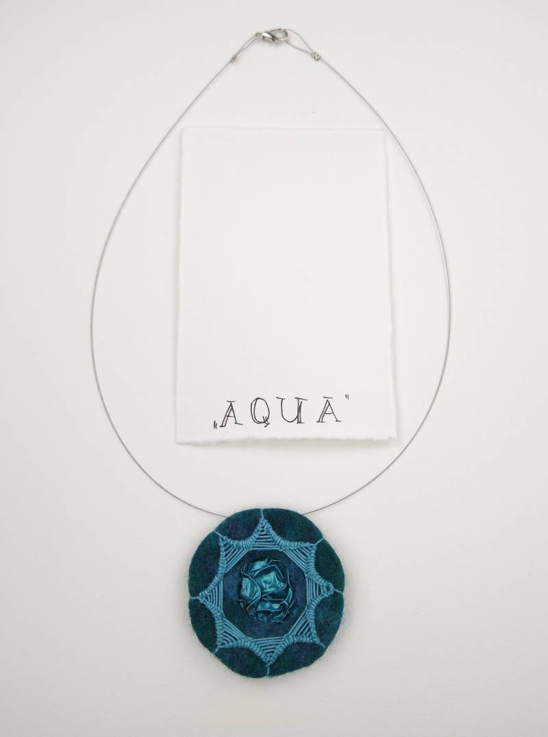 Filzkette "Aqua" Mit Stickerei, Türkis, Gefilzt & Aufwändig Bestickt Garn, Länge 45 cm, Button Durchmesser 4.8 Höhe 0.5 Unikat von FilzgartenShop
