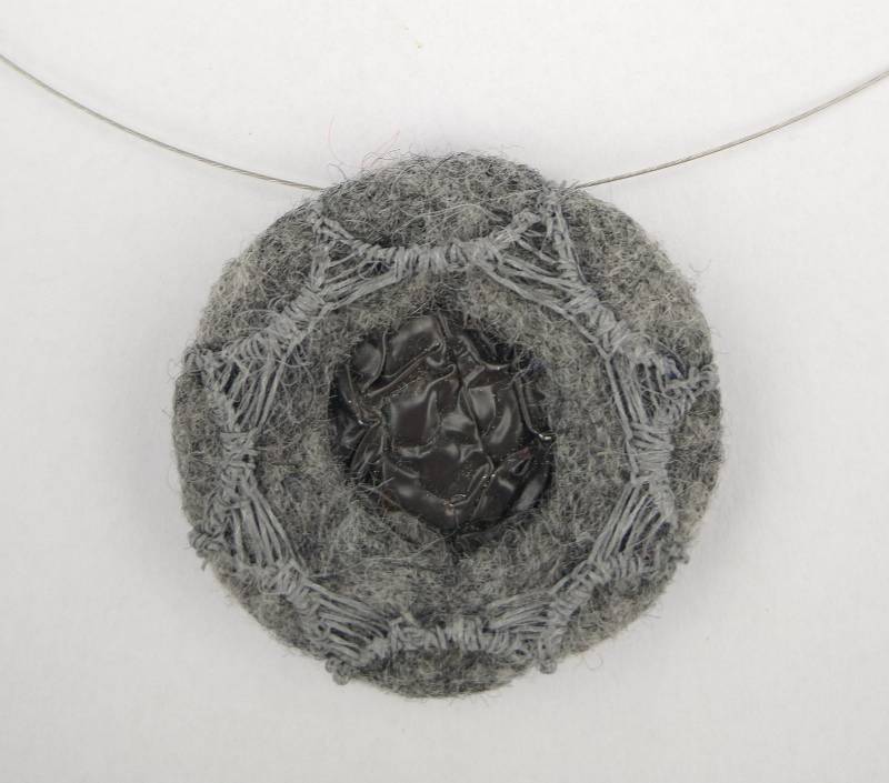 Filzkette "Grey" Mit Stickerei, Grau, Gefilzt & Aufwändig Bestickt Garn, Länge 46 cm, Button Durchmesser 4.3 Höhe 0.5 Unikat von FilzgartenShop