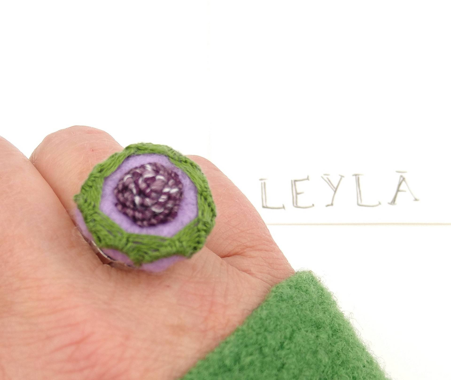 Filzring "Leyla" Mit Stickerei, Fingerweite Verstellbar, Handmade Im Eigenen Atelier Gefilzt Merinowolle Und Aufwändig Bestickt Garn Filzring "Leyla" Mit Stickerei, Fingerweite Verstellbar, Handmade Im Eigenen Atelier Gefilzt Merinowolle Und Aufwändig Bestickt Garn von FilzgartenShop
