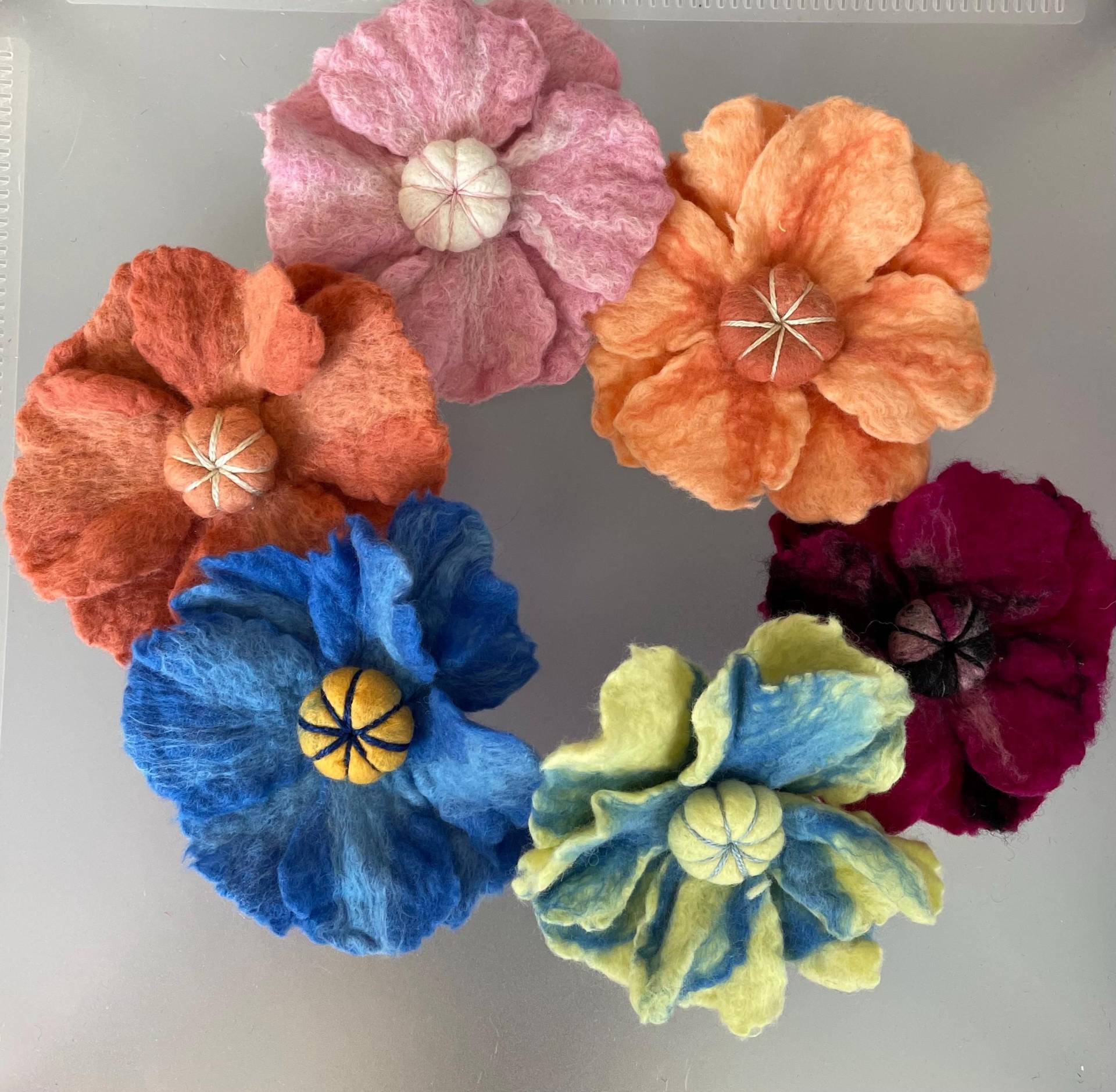 Handgefilzte Blüte Aus Merinowolle Mit Anstecknadel Handgefilzte Blüte Aus Merinowolle Mit Anstecknadel von FilzmausGermany