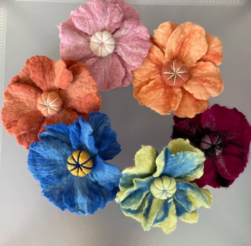 Handgefilzte Blüte Aus Merinowolle Mit Anstecknadel Handgefilzte Blüte Aus Merinowolle Mit Anstecknadel von FilzmausGermany