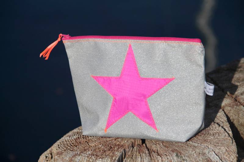 Kleine Kosmetiktasche Ist Aus Wasserdichten Persenningstoff Mit Pinkem Stern Kleine Kosmetiktasche Ist Aus Wasserdichten Persenningstoff Mit Pinkem Stern von Filzschnitt