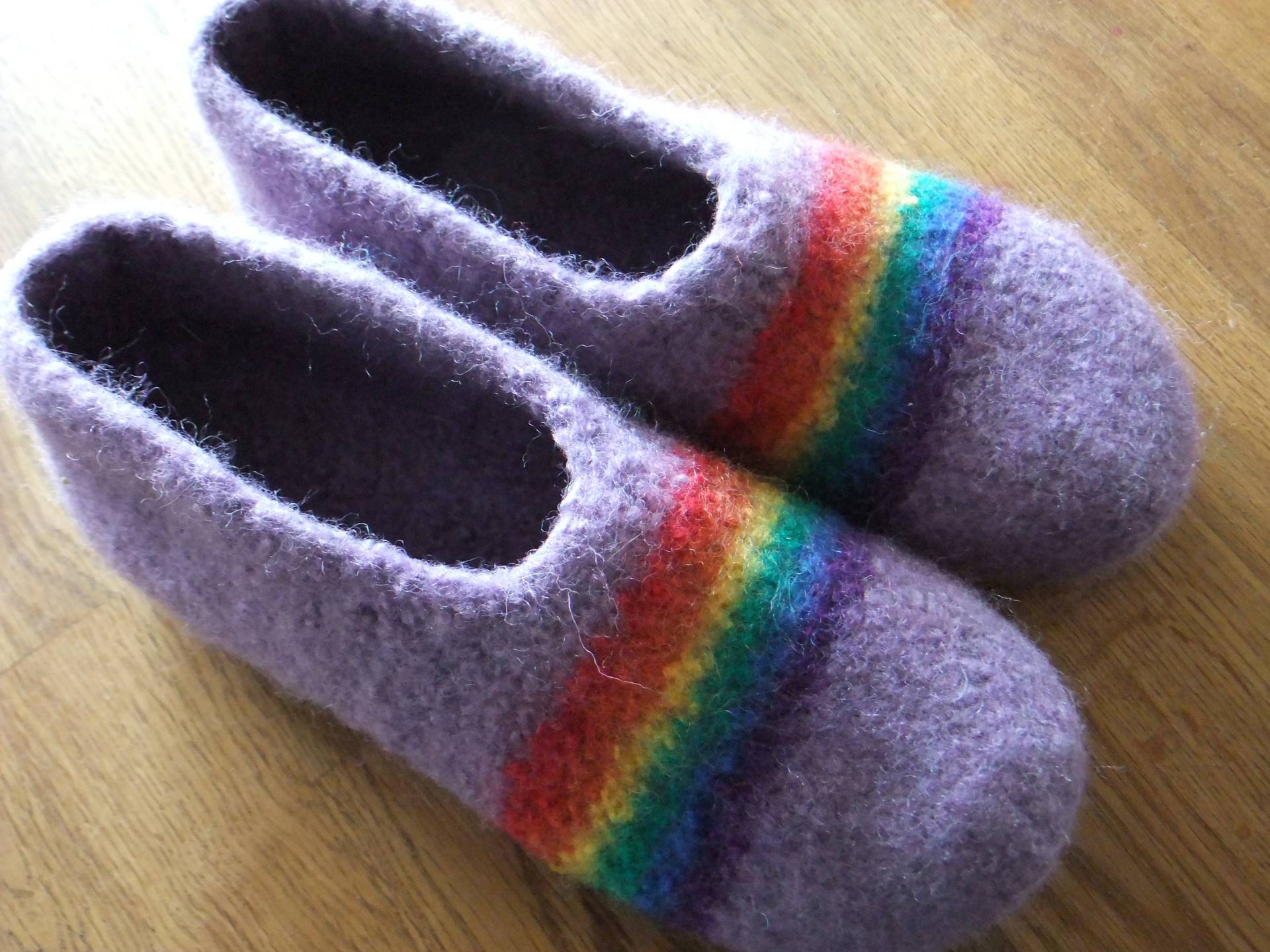 Hausschuhe-Puschen, Lavendel, Regenbogen Hausschuhe-Puschen, Lavendel, Regenbogen von Filzwerkbyoormon