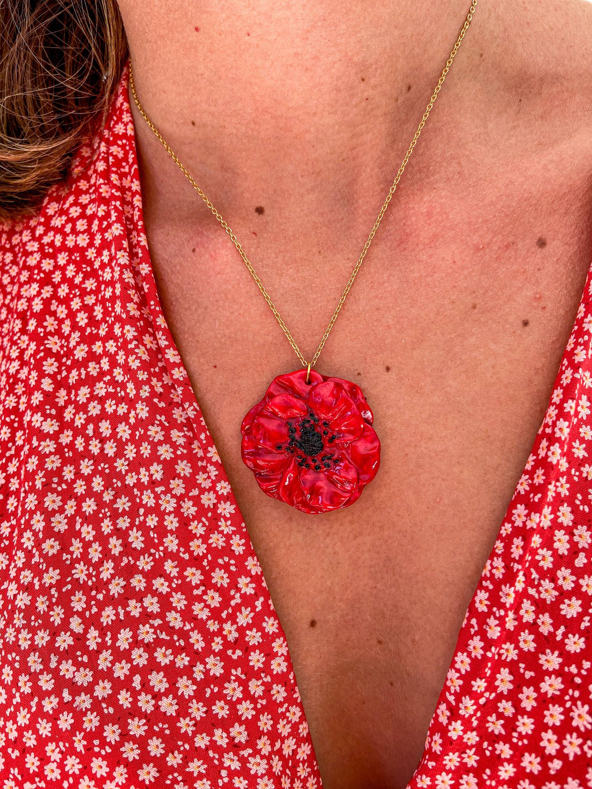 Rote Mohnblumen-Halskette Aus Polymer Clay - Einzelstück, Handgefertigt, Geschenkidee Für Frauen Rote Mohnblumen-Halskette Aus Polymer Clay - Einzelstück, Handgefertigt, Geschenkidee Für Frauen von Fimacroquer