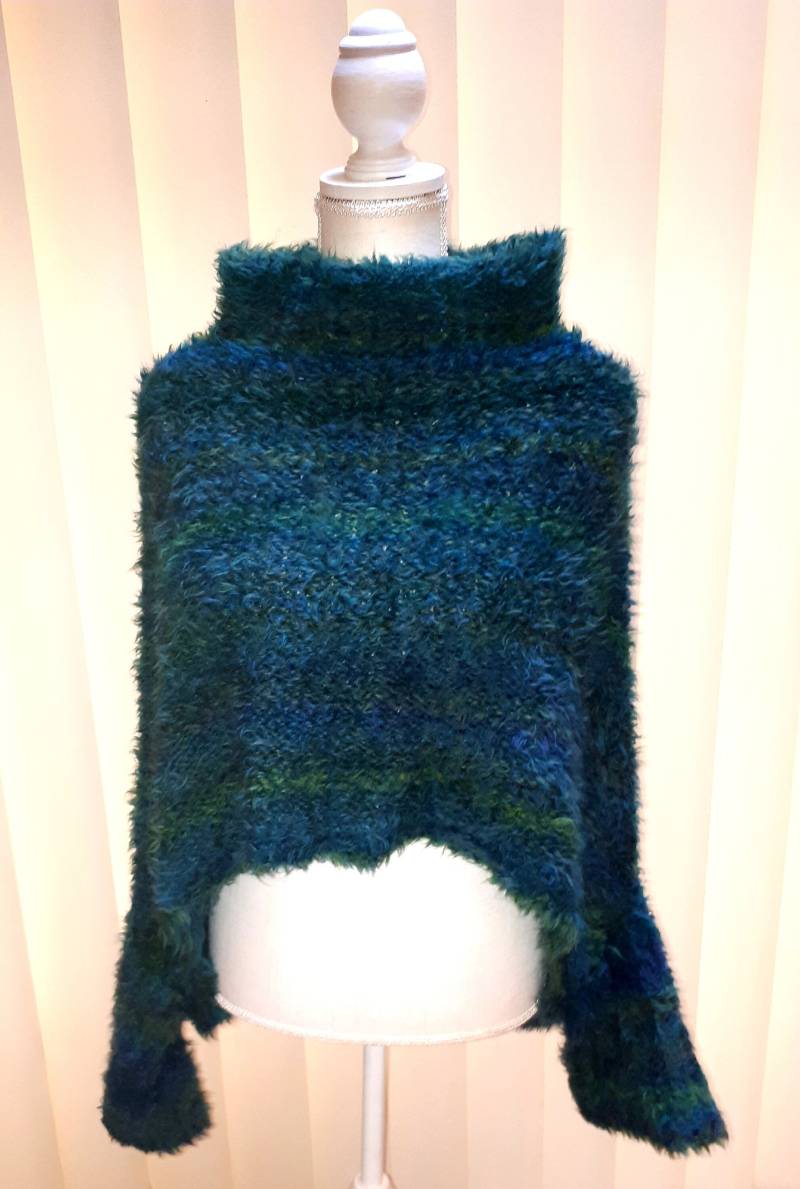 Handgestrickter Überwurf Mit Ärmeln Handgestrickter Überwurf Mit Ärmeln von Fimolivia