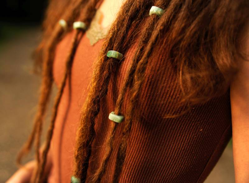 Fluorit Dreadlock Perle Slice - Handgemachter Boho Schmuck Aus Edelstein Nachhaltig & Naturverbunden von FimonacciArtifacts