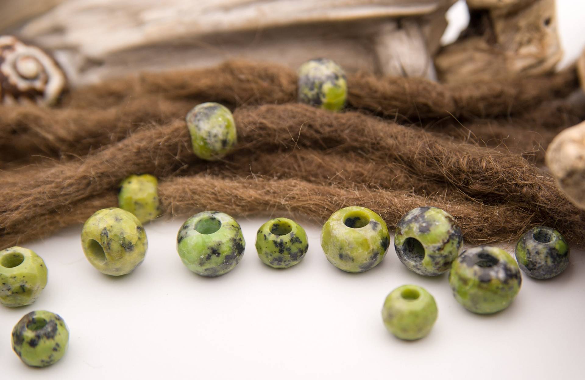 Hellgrüne Dreadlockperlen Serpentin | 2 Stück Dreadschmuck Grüne Rastaperlen Aus Mineralen Dreadbeads von FimonacciArtifacts