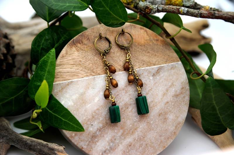 Kleine Mineral Ohrringe Malachit Ohrschmuck Grüne Edelstein Hängeohrringe Alternativ Kristall Ohrring Schlicht Statement Malachitschmuck von FimonacciArtifacts