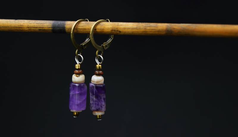 Kleine Mineral Ohrringe Amethyst Ohrschmuck Grüne Edelstein Hängeohrringe Alternativ Kristall Ohrring Schlicht Statement Amethystohrring von FimonacciArtifacts