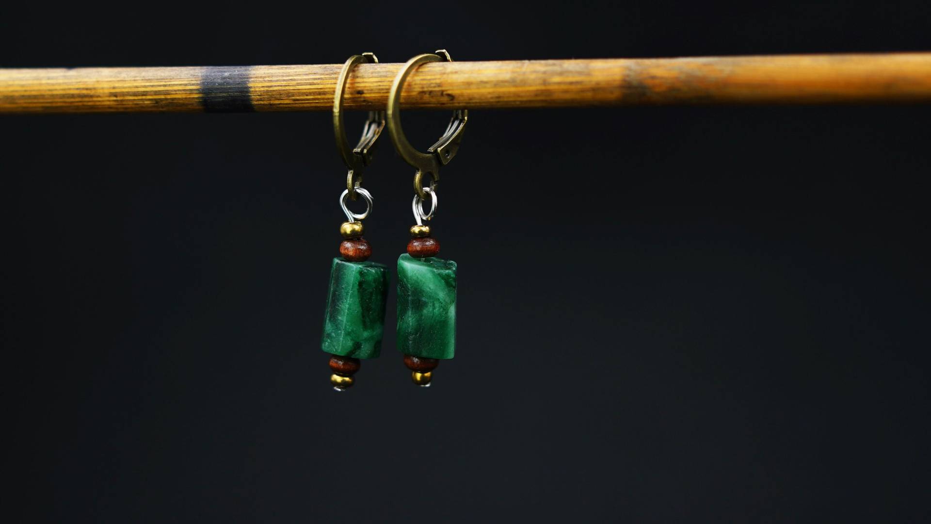 Kleine Mineral Ohrringe Smaragd Ohrschmuck Grüne Edelstein Hängeohrringe Alternativ Kristall Ohrring Schlicht Statement Smaragdohrring Kleine Mineral Ohrringe Smaragd Ohrschmuck Grüne Edelstein Hängeohrringe Alternativ Kristall Ohrring Schlicht Statement Smaragdohrring von FimonacciArtifacts