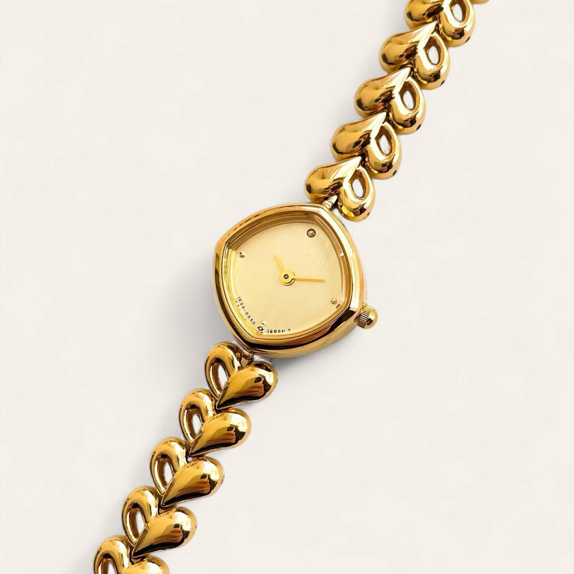 Zierliche Retro Damen Vergoldete Quarzuhr Mit Herz Muster Armband von FinchleyWatches