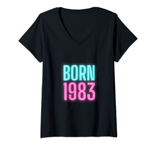 Damen 1983 geboren Geburtstag 83 Geschenke Retro Vintage T-Shirt mit V-Ausschnitt Damen 1983 geboren Geburtstag 83 Geschenke Retro Vintage T-Shirt mit V-Ausschnitt von Find more 1983 gifts here