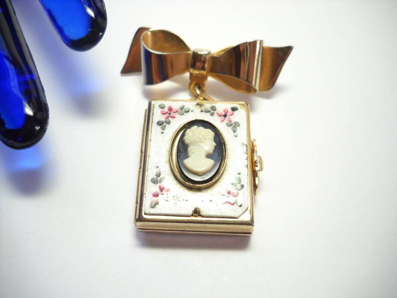 Coro Pegasus Foto Locket 4 Ausklappbare Brosche Guilloche Emaille Mit Cameo Bow Dangle Drop Retro Viktorianisch Statement von FindCharlotte