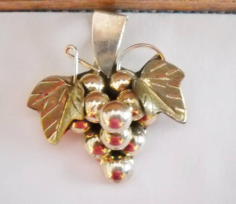Traube Brosche Anhänger 925 Mexiko Cas Sterling Silber Vintage Mexico 3-D-Silber Weintrauben Mid Century-Statement-Brosche-Anhänger von FindCharlotte