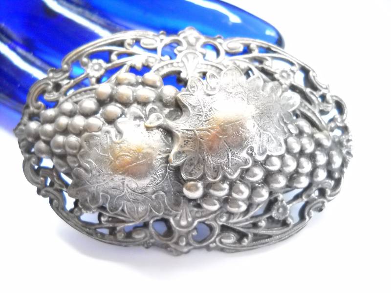 Trauben Cluster Vintage Brosche Silber Ton Blätter Große Fette Mid Century Weinliebhaber Traubenzüchter Statement von FindCharlotte
