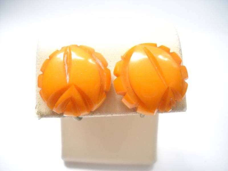Vintage Bakelit Ohrringe Butterscotch Braun Karmel Gelb Geschnitzt Schraubrücken Geprüft Knopf Boho Mid Century Statement von FindCharlotte