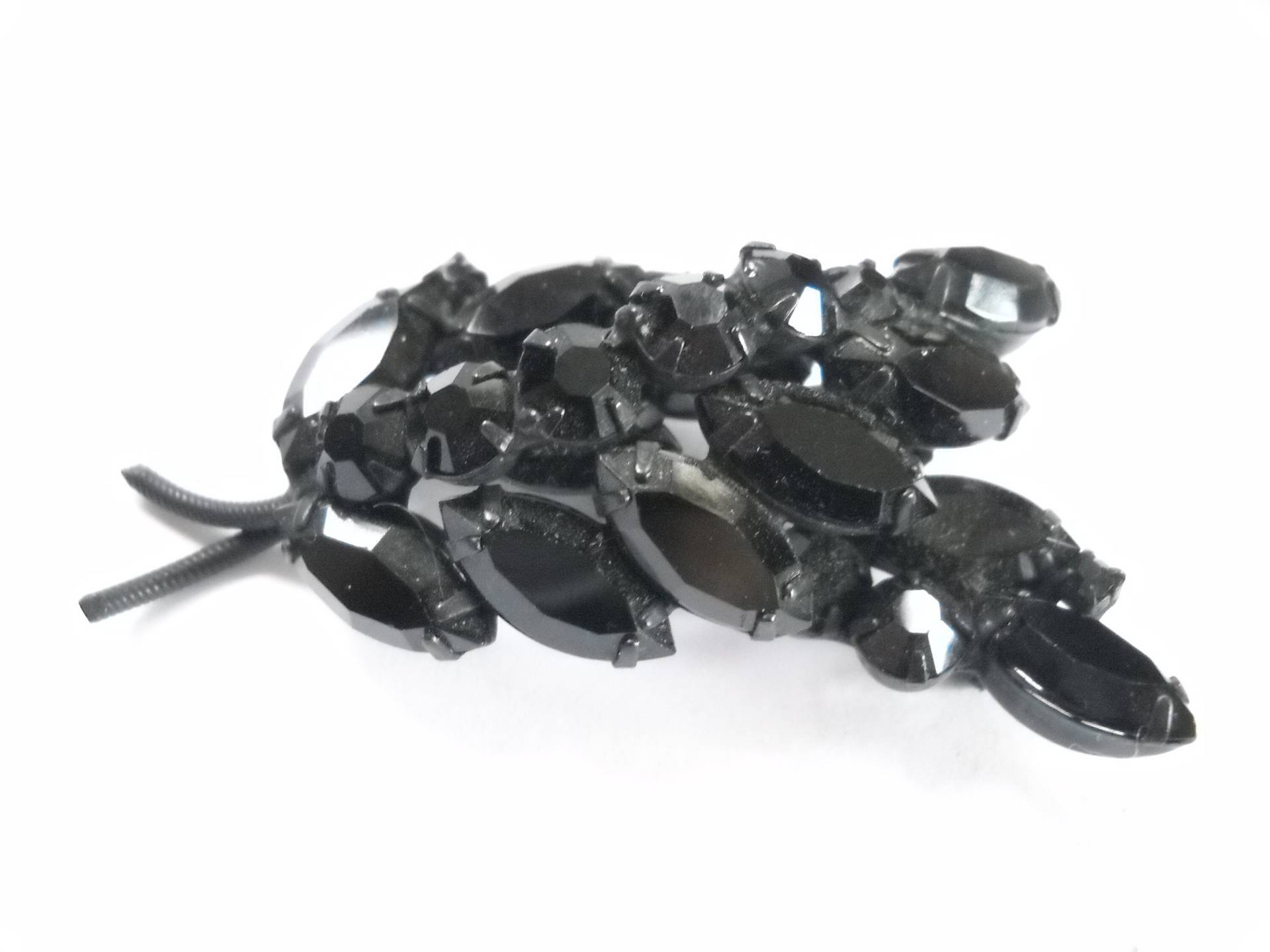 Vintage Brosche Schwarze Strass-Blatt-Brosche Geschichtete Schwarze Steine Erhöht Gewölbt Geschichtetes Blatt Multi-Förmige Strasssteine Mid Century Vintage Brosche Schwarze Strass-Blatt-Brosche Geschichtete Schwarze Steine Erhöht Gewölbt Geschichtetes Blatt Multi-Förmige Strasssteine Mid Century von FindCharlotte