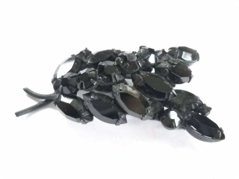 Vintage Brosche Schwarze Strass-Blatt-Brosche Geschichtete Schwarze Steine Erhöht Gewölbt Geschichtetes Blatt Multi-Förmige Strasssteine Mid Century von FindCharlotte