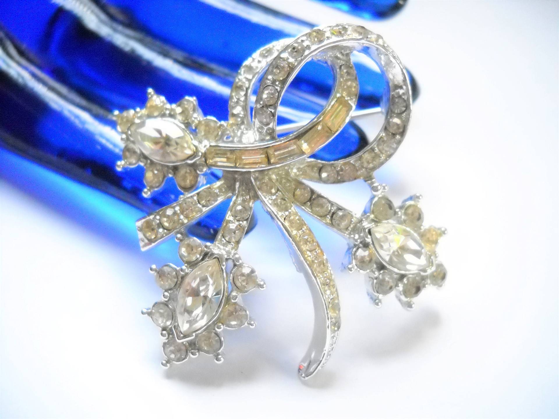 Vintage Coro Klare Strass Schleife Brosche Blumen Bänder Pat Pend Designer Signiert Multi Shaped Size Steine Mid Century 1950 Statement Vintage Coro Klare Strass Schleife Brosche Blumen Bänder Pat Pend Designer Signiert Multi Shaped Size Steine Mid Century 1950 Statement von FindCharlotte