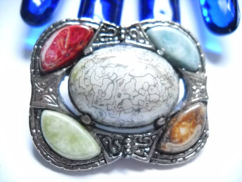 Vintage Miracle Brosche Faux Achat Steine Silber Ton Zinn Grün Rot Blau Braun Wunder Irland Schottland Keltisch Mid Century von FindCharlotte