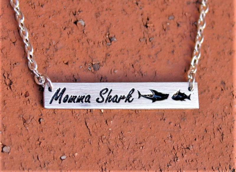 Momma Hai - Halskette Trendschmuck Baby Schmuck Mütter Doo Bar von FindKeepCreate