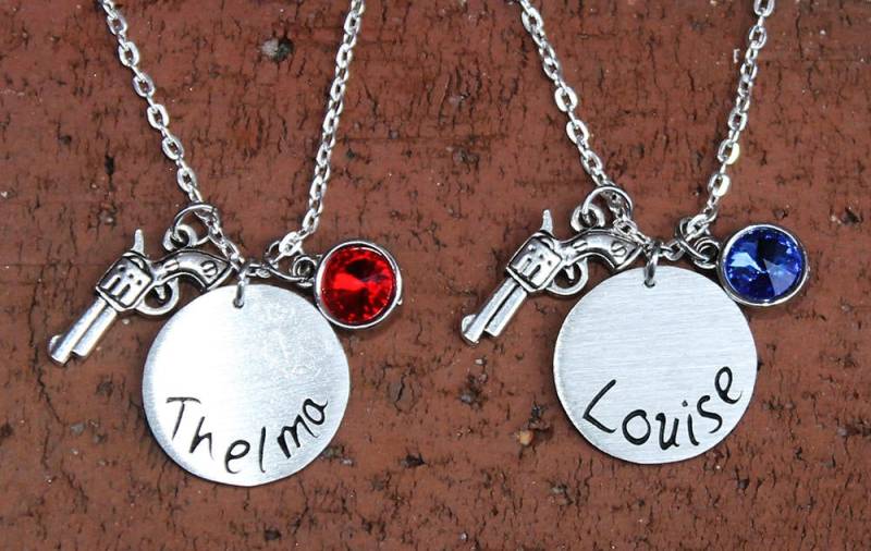 Thelma & Louise - Beste Freunde Bff Geschenke Für Immer Geschenk-Set Halsketten Passende Schmuck Graduierung Geschenk Set Key Chain von FindKeepCreate