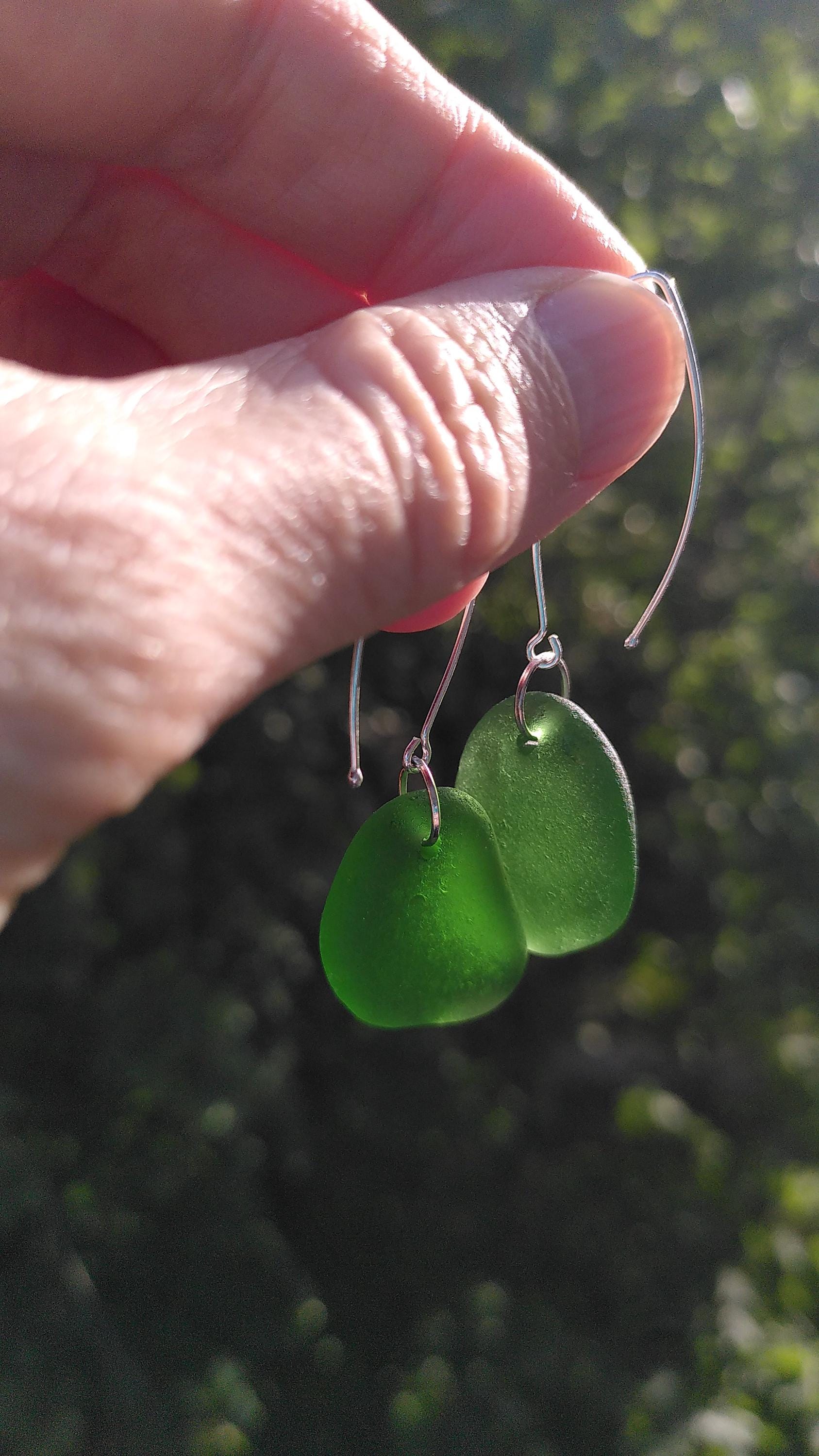 Ohrringe Seeglas Wiesengrün - 925Er Silber Ohrhaken, Meerglas Ohrhänger, Sommer Schmuck Für Frau, Grüne Ohrringe, Klunker von FinderinJewellery