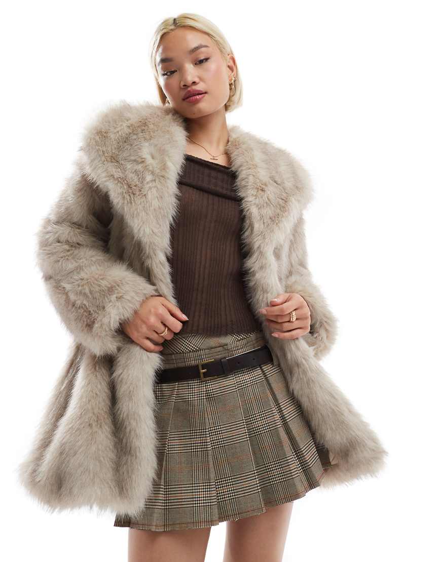 Finding Friday - Lange Jacke aus langem beigem Kunstpelz mit kontrastierenden Spitzen und Kragen-Detail-Neutral Finding Friday - Lange Jacke aus langem beigem Kunstpelz mit kontrastierenden Spitzen und Kragen-Detail-Neutral von Finding Friday