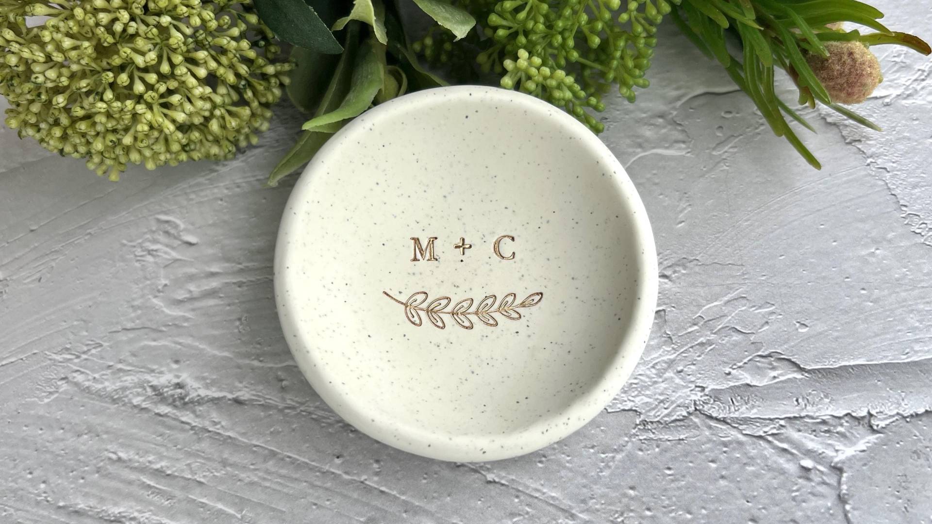 Paar Steinoptik Ringschale - Benutzerdefinierte Initialen | Hochzeit Verlobung Geschenk Schmuckschälchen Schmuckstück Teller Personalisiert Paar Steinoptik Ringschale - Benutzerdefinierte Initialen | Hochzeit Verlobung Geschenk Schmuckschälchen Schmuckstück Teller Personalisiert von FindingFi
