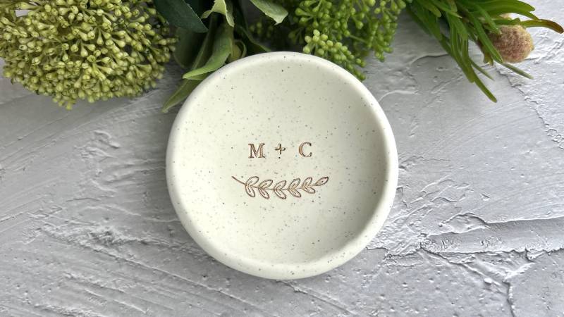 Paar Steinoptik Ringschale - Benutzerdefinierte Initialen | Hochzeit Verlobung Geschenk Schmuckschälchen Schmuckstück Teller Personalisiert Paar Steinoptik Ringschale - Benutzerdefinierte Initialen | Hochzeit Verlobung Geschenk Schmuckschälchen Schmuckstück Teller Personalisiert von FindingFi