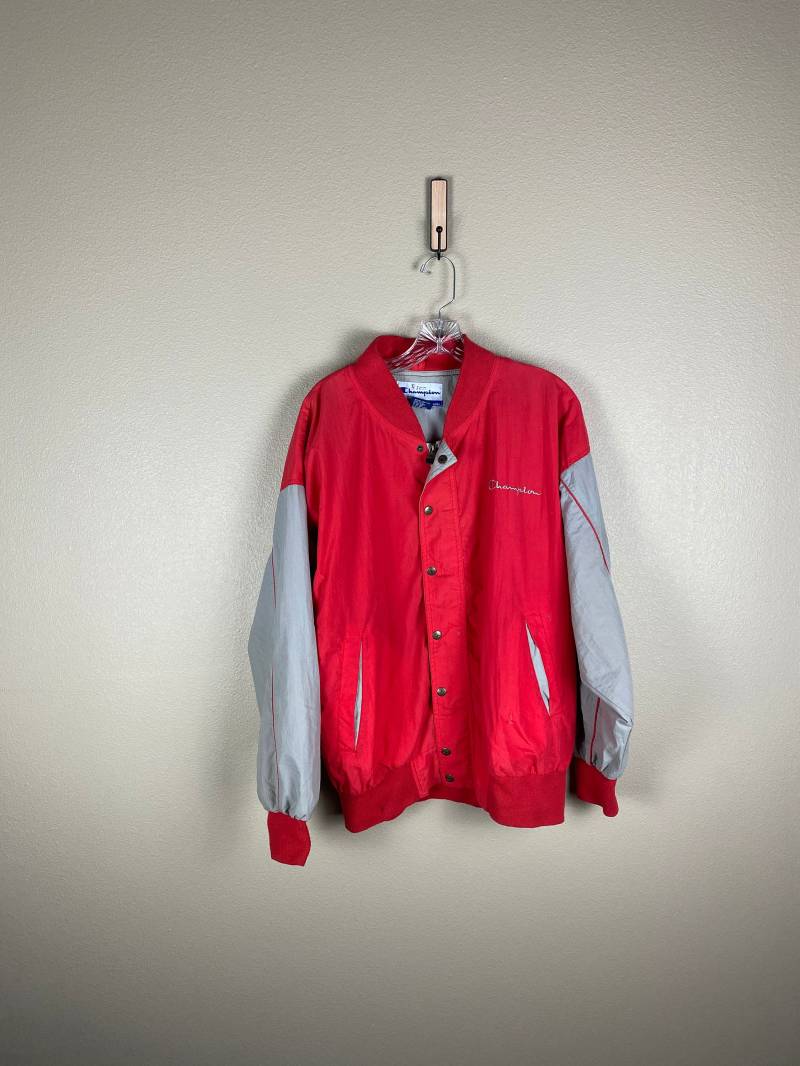 Champion Spellout Logo Jacke | Größe M Grau Und Rot Colorblock Vollständige Knopfleiste Einfache Varsity Style Leichte Herbstjacke Mx von FindingxFashion