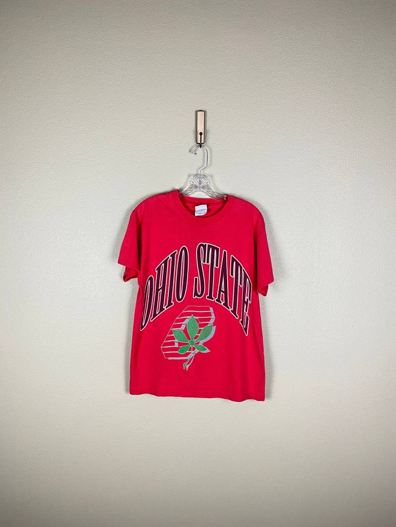 Vintage 1980Er Jahre Ohio State T-Shirt | Gr. Medium 90Er Slanted Block Scarlett Logo Buckeyes Football Osu Columbus Vintage 1980Er Jahre Ohio State T-Shirt | Gr. Medium 90Er Slanted Block Scarlett Logo Buckeyes Football Osu Columbus von FindingxFashion