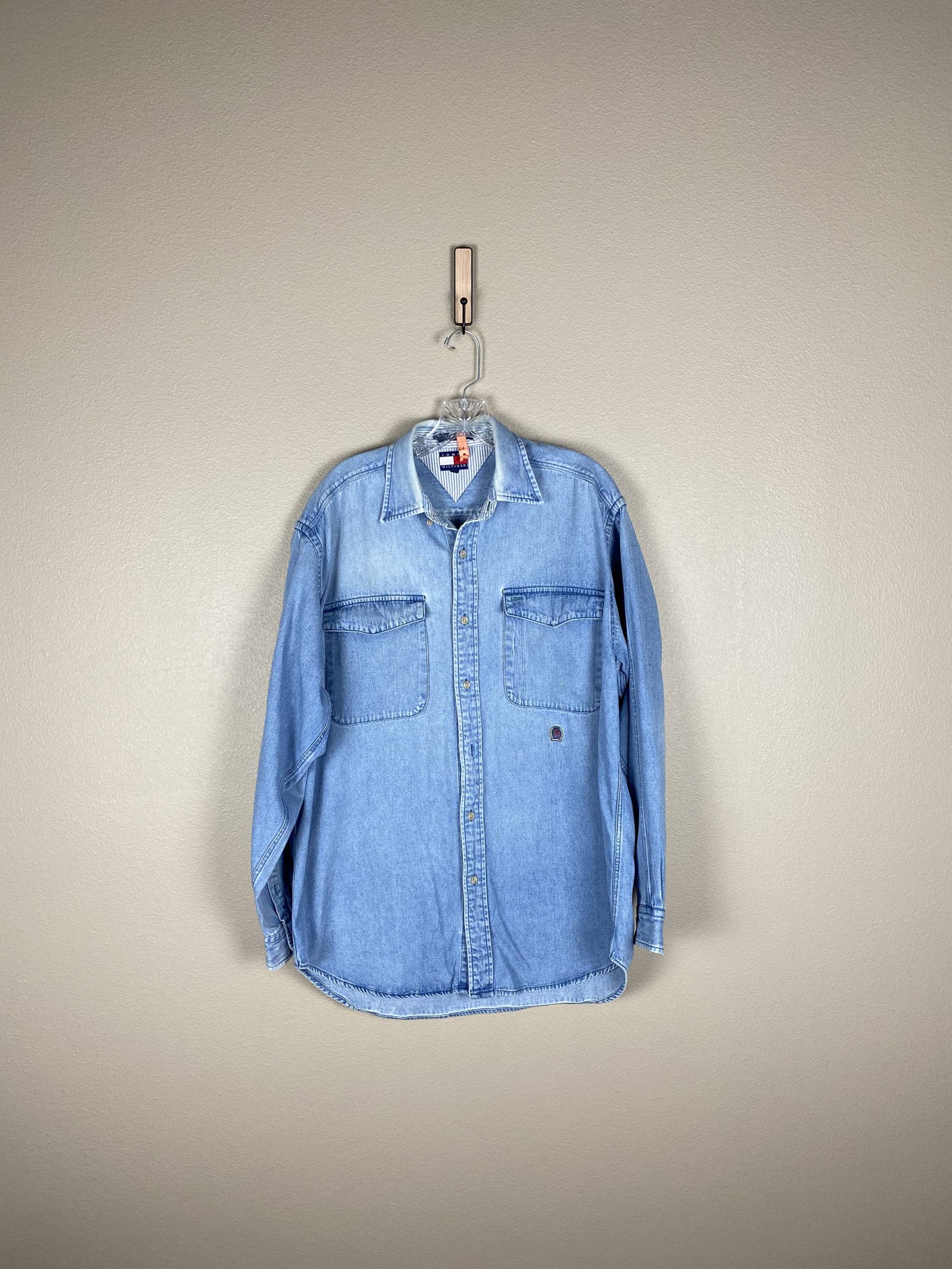 Vintage Denim Shirt Mit Knopfleiste | Sz Large 90Er Jahre Light Wash Style Doppeltasche Tommy Hilfiger Lion Crest Blue Jean von FindingxFashion