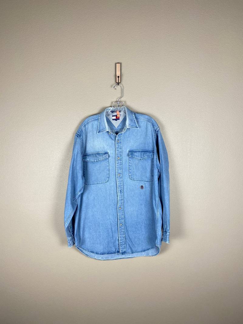 Vintage Denim Shirt Mit Knopfleiste | Sz Large 90Er Jahre Light Wash Style Doppeltasche Tommy Hilfiger Lion Crest Blue Jean von FindingxFashion