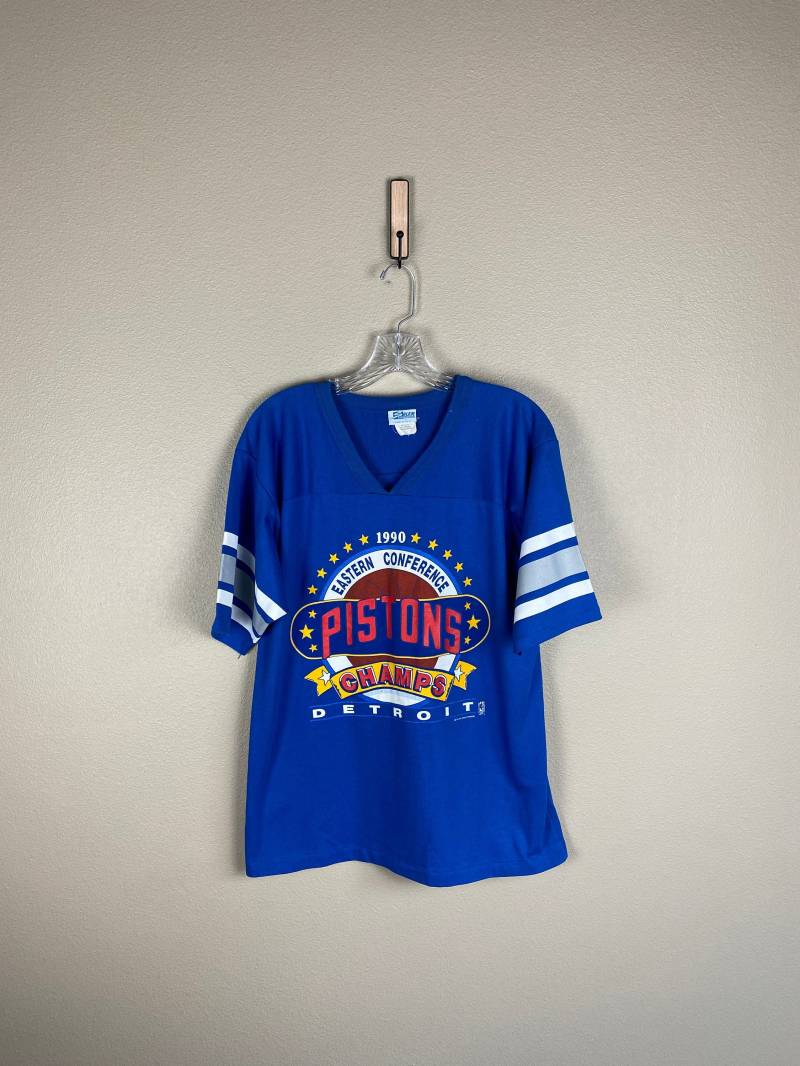 Vintage Detroit Pistons T-Shirt | Sz Large 1990 Bad Boys Salem Sportswear Östliche Konferenz Meister V-Ausschnitt von FindingxFashion