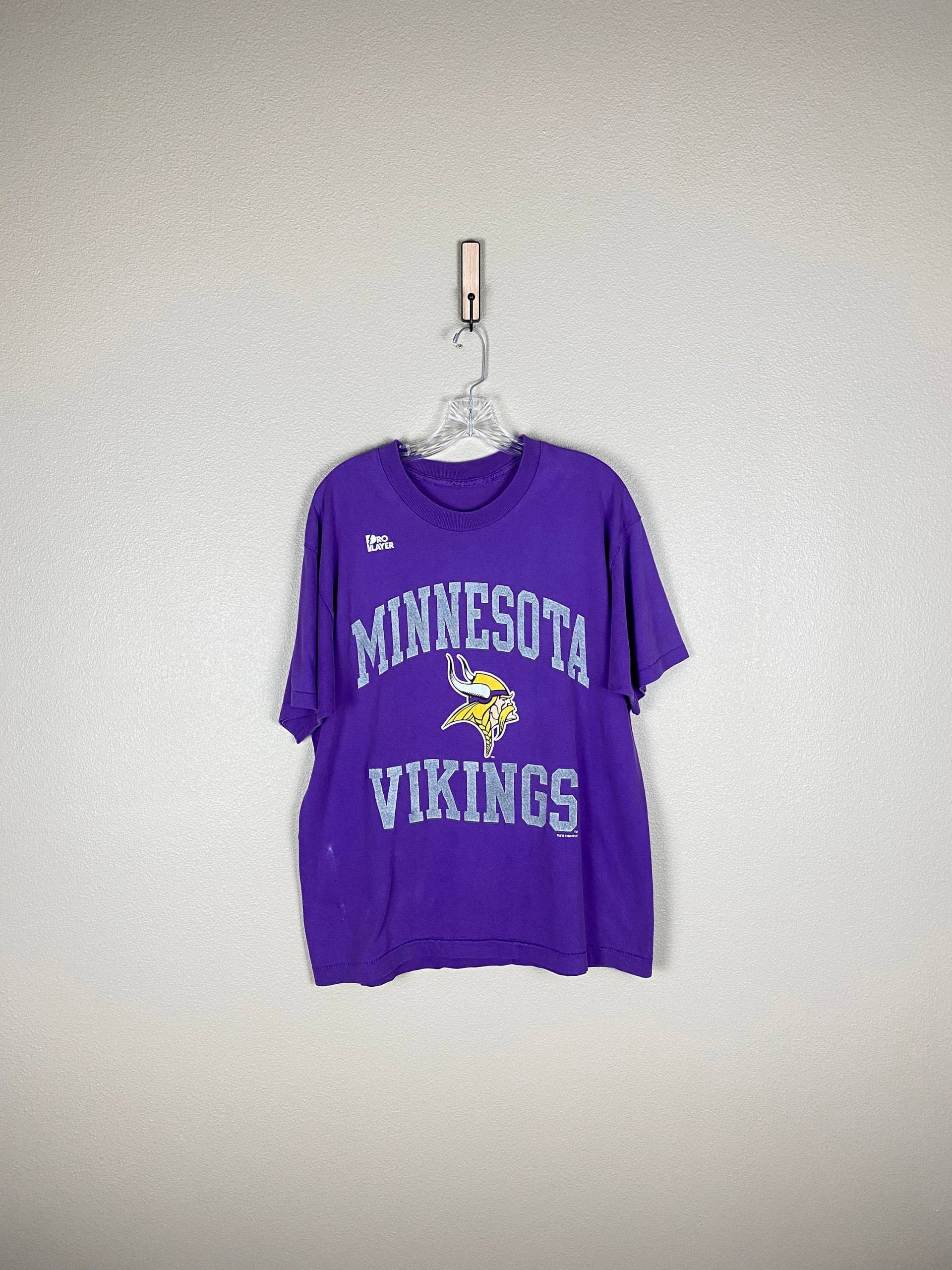 Vintage Minnesota Vikings T-Shirt | Größe L Vtg 1996 Pro Player Single Stitch Minneapolis Twin Zitiert Nfl Vintage Minnesota Vikings T-Shirt | Größe L Vtg 1996 Pro Player Single Stitch Minneapolis Twin Zitiert Nfl von FindingxFashion