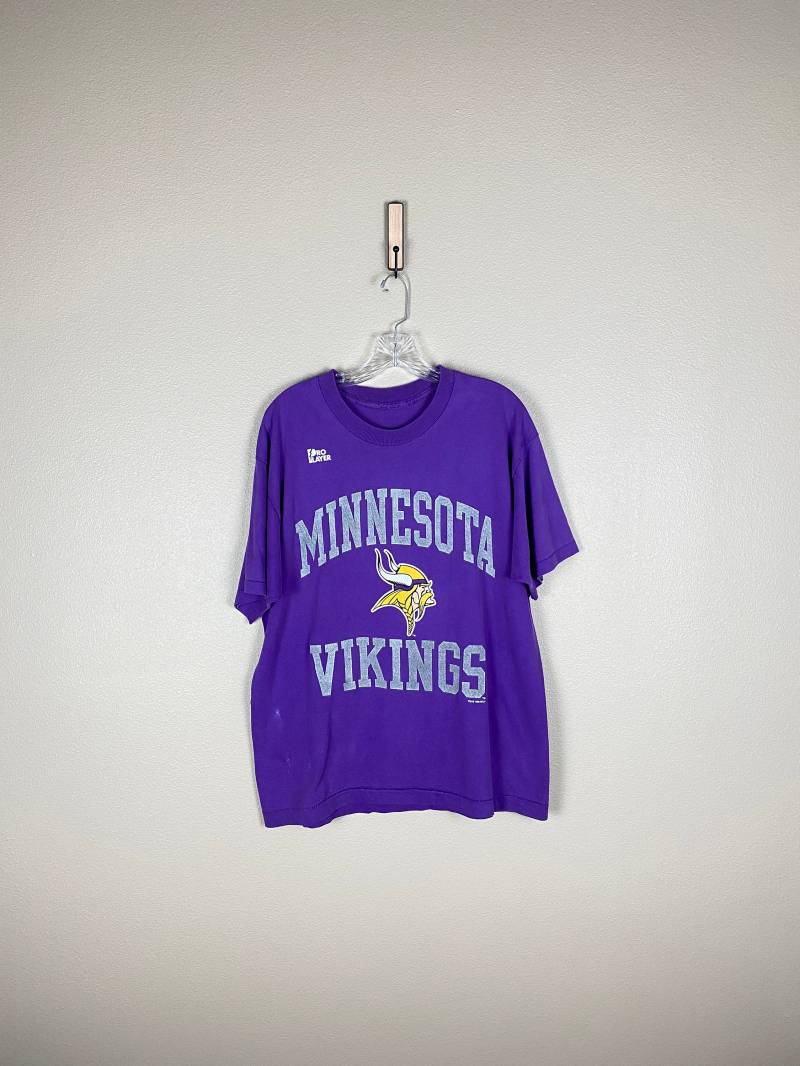 Vintage Minnesota Vikings T-Shirt | Größe L Vtg 1996 Pro Player Single Stitch Minneapolis Twin Zitiert Nfl Vintage Minnesota Vikings T-Shirt | Größe L Vtg 1996 Pro Player Single Stitch Minneapolis Twin Zitiert Nfl von FindingxFashion