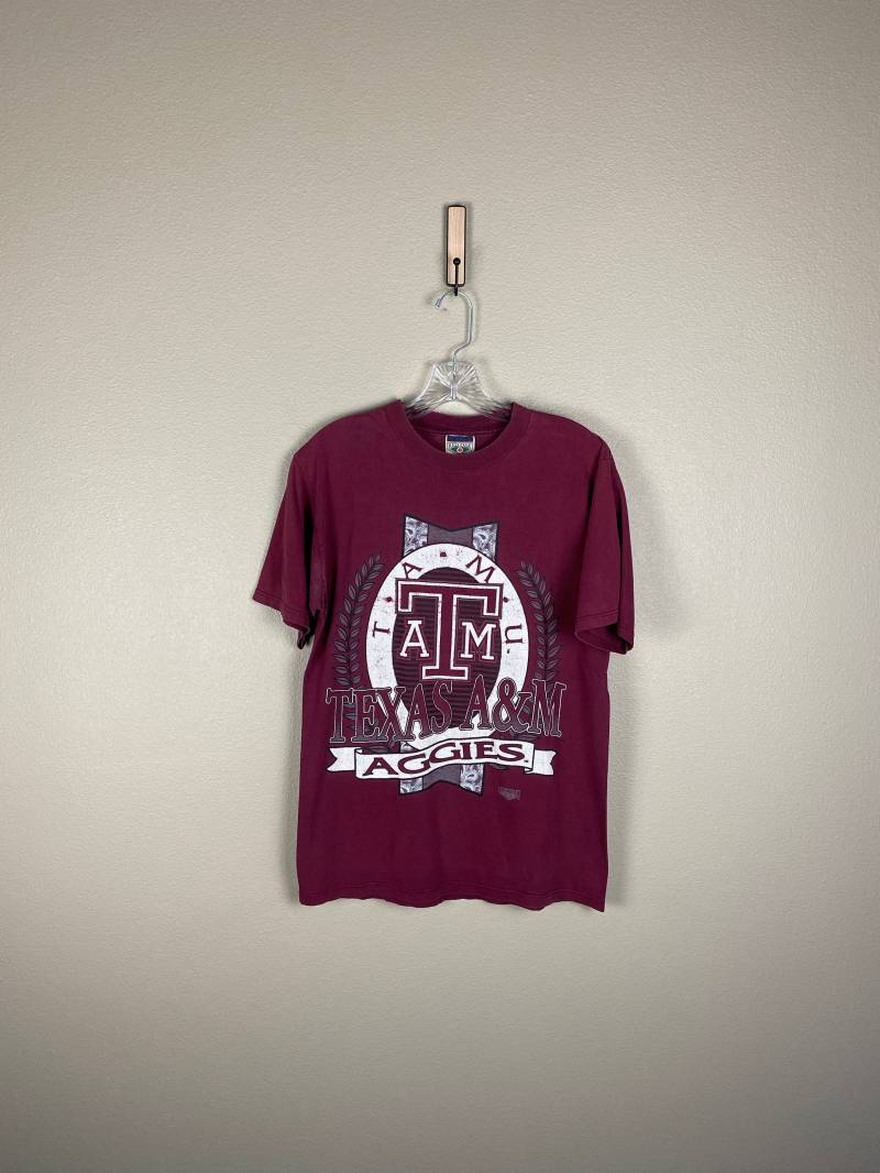 Vintage Texas A & M Aggies T-Shirt | Sz M Tamu 12Th Man College Station Big Crest Logo Rote Eiche Marke Sic Fußball-T-Shirt von FindingxFashion