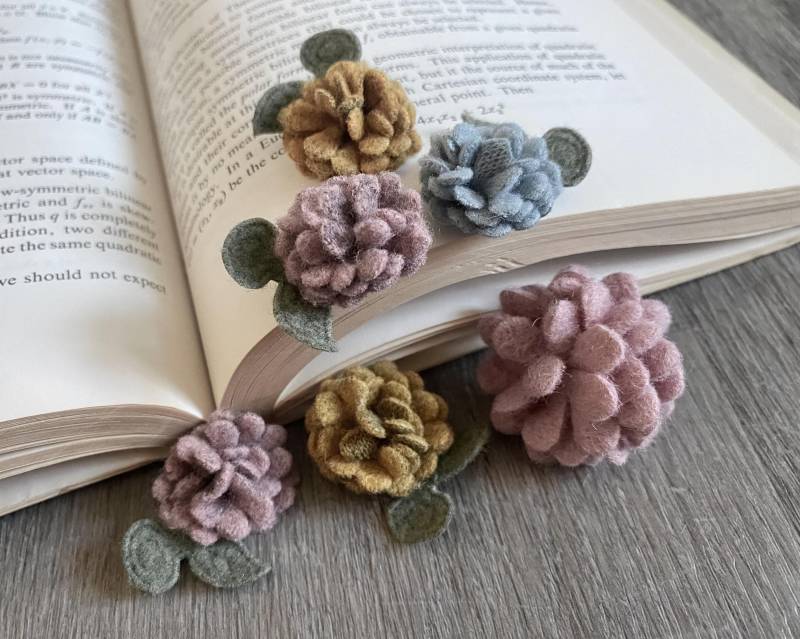 3D Filzwolle Hortensien Blumen Dusty Mauve/Blau/Ocker, Dekorative Blaue Wolle Blume, Gefilzte Gelbe Blume Applikation Für Brosche Und Hut von FindsbyEnya