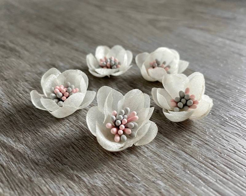 3x Zarte Ecru Organza Stoff Blume 2.5cm/1 "' Mit Clay Center, 3D Off White Tüll Pastell Rosa Und Blau in Der Mitte 3x Zarte Ecru Organza Stoff Blume 2.5cm/1 "' Mit Clay Center, 3D Off White Tüll Pastell Rosa Und Blau in Der Mitte von FindsbyEnya