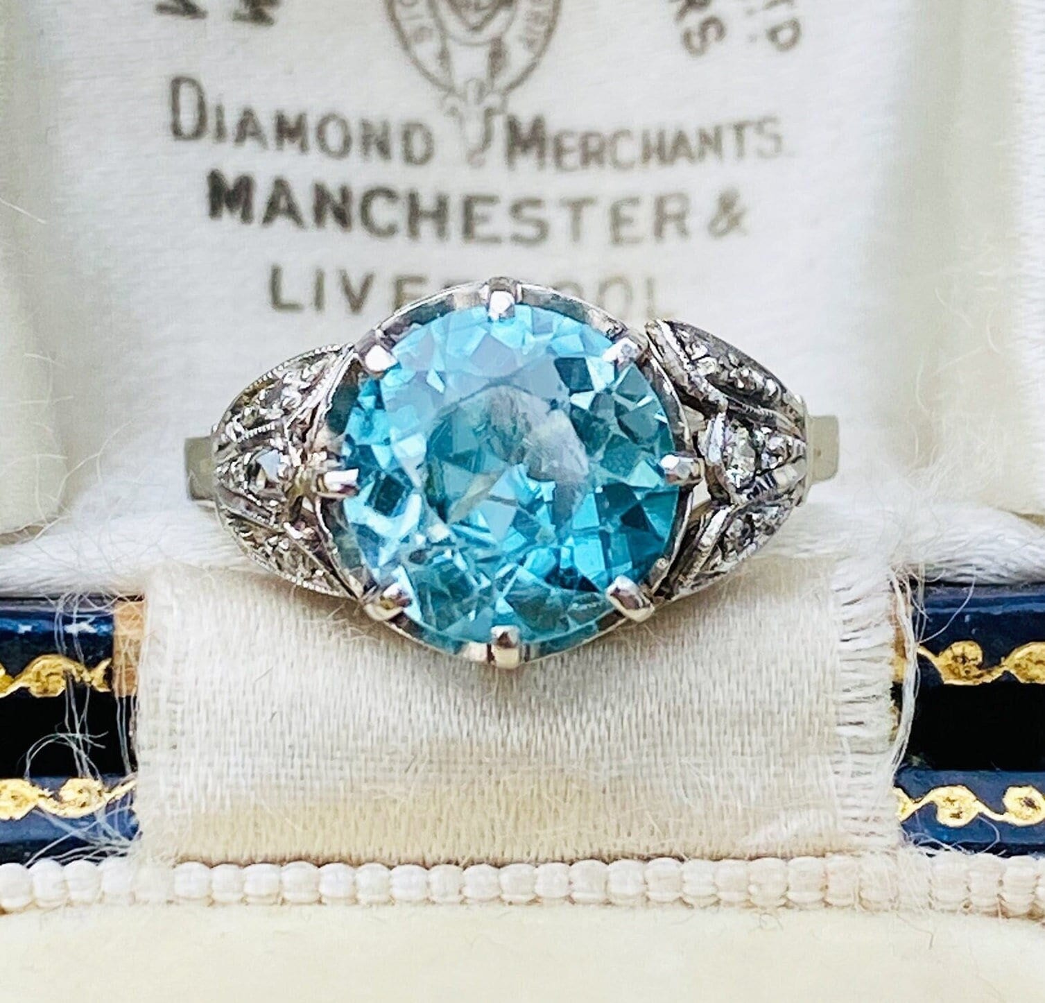 Atemberaubender, Art Deco Ring Aus 18Ct, 750Er Weißgold, Blauem Zirkon | 2.75Ct Und Diamant, Circa 1920 von FineAntiqueJewelry