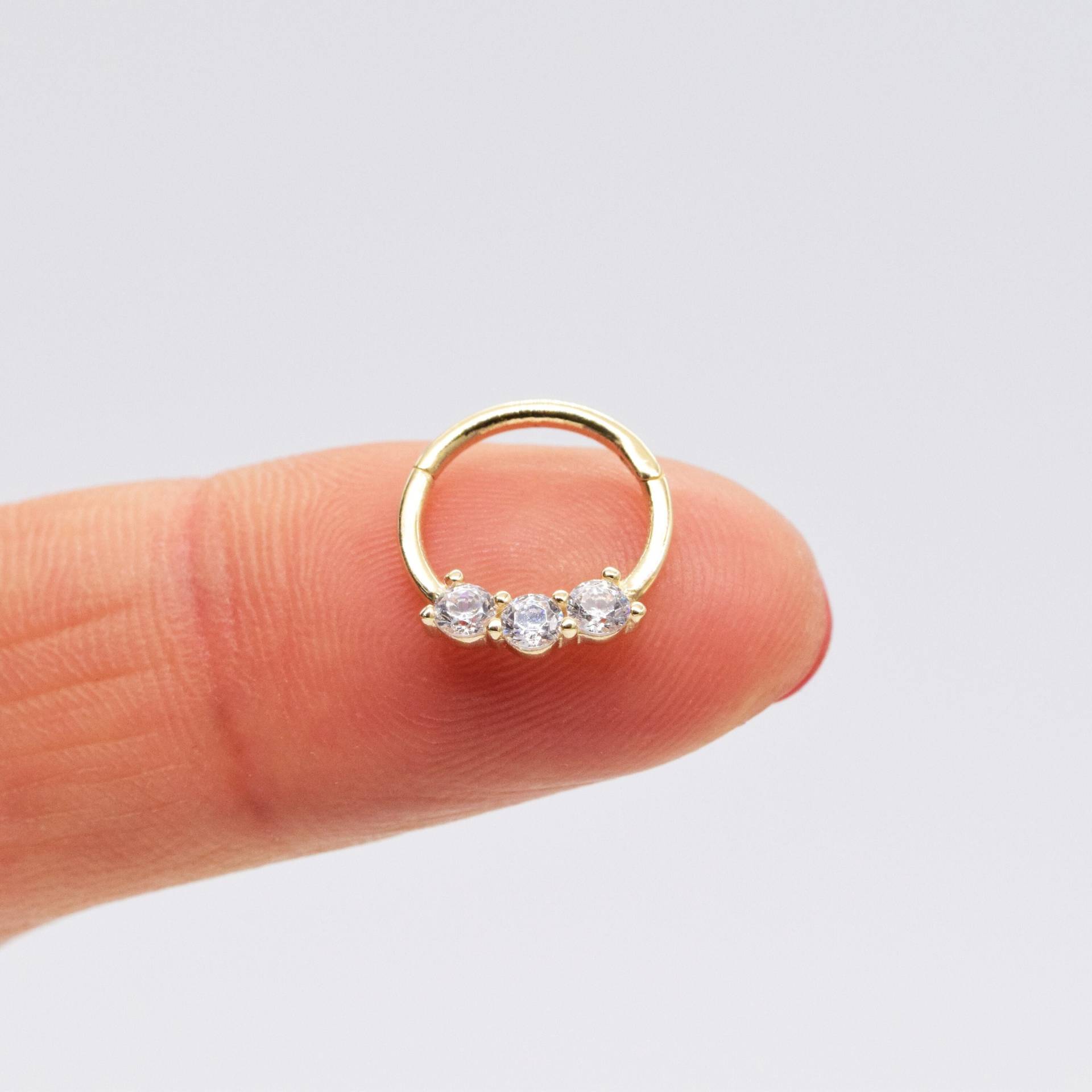 14K Solid Gold Dreifach Stein Septum Clicker Nase Piercing Knorpel Hoop Ohrring Helix Daith Zierliche Nasenring 16G 14K Solid Gold Dreifach Stein Septum Clicker Nase Piercing Knorpel Hoop Ohrring Helix Daith Zierliche Nasenring 16G von FineGoldPiercing