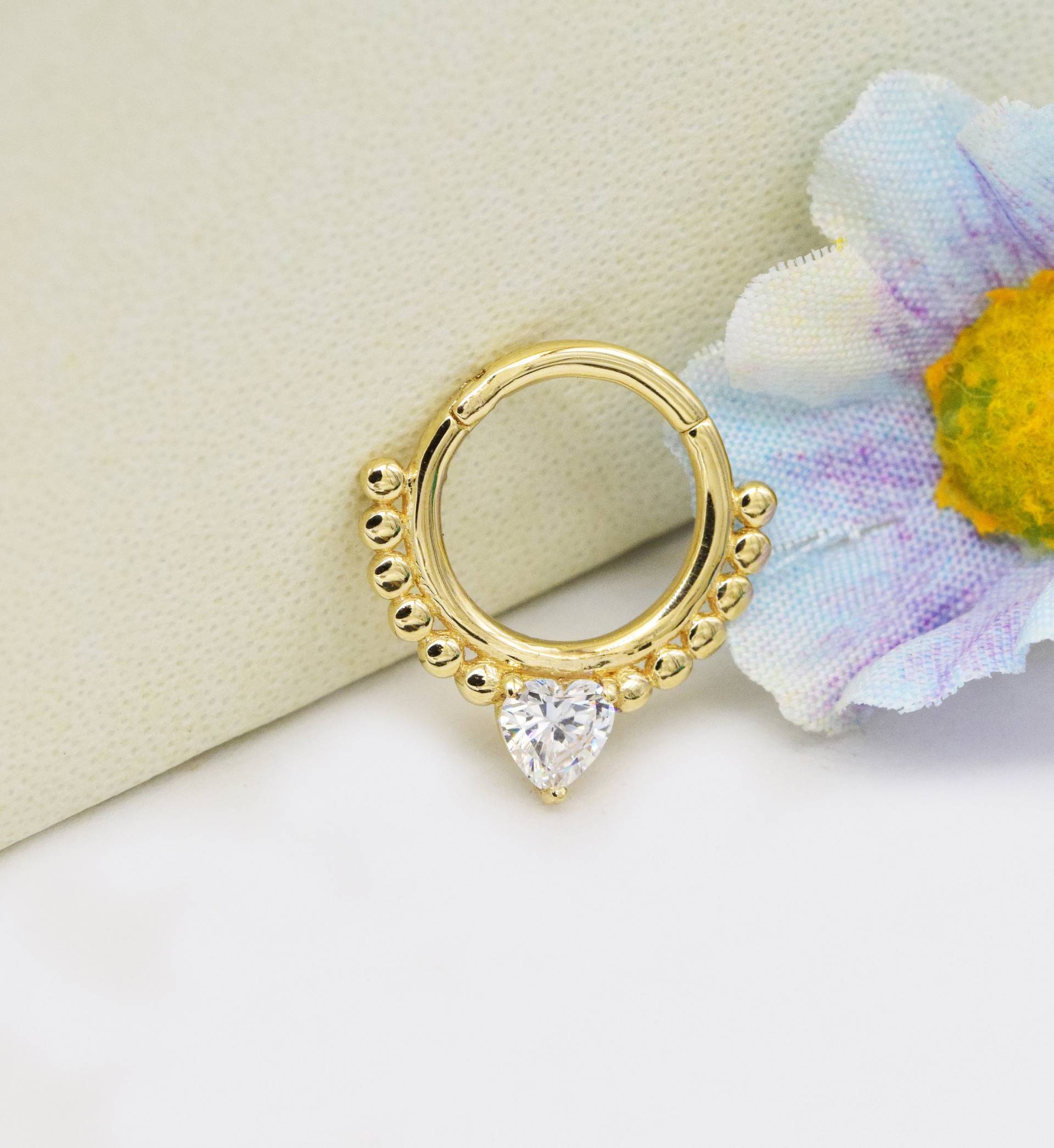 14K Solid Gold Herz Stein Septum Hoop Ring Perlen Nasenring Tragus Helix Knorpel Piercing Daith Conch Nasenpiercing 16G 14K Solid Gold Herz Stein Septum Hoop Ring Perlen Nasenring Tragus Helix Knorpel Piercing Daith Conch Nasenpiercing 16G von FineGoldPiercing