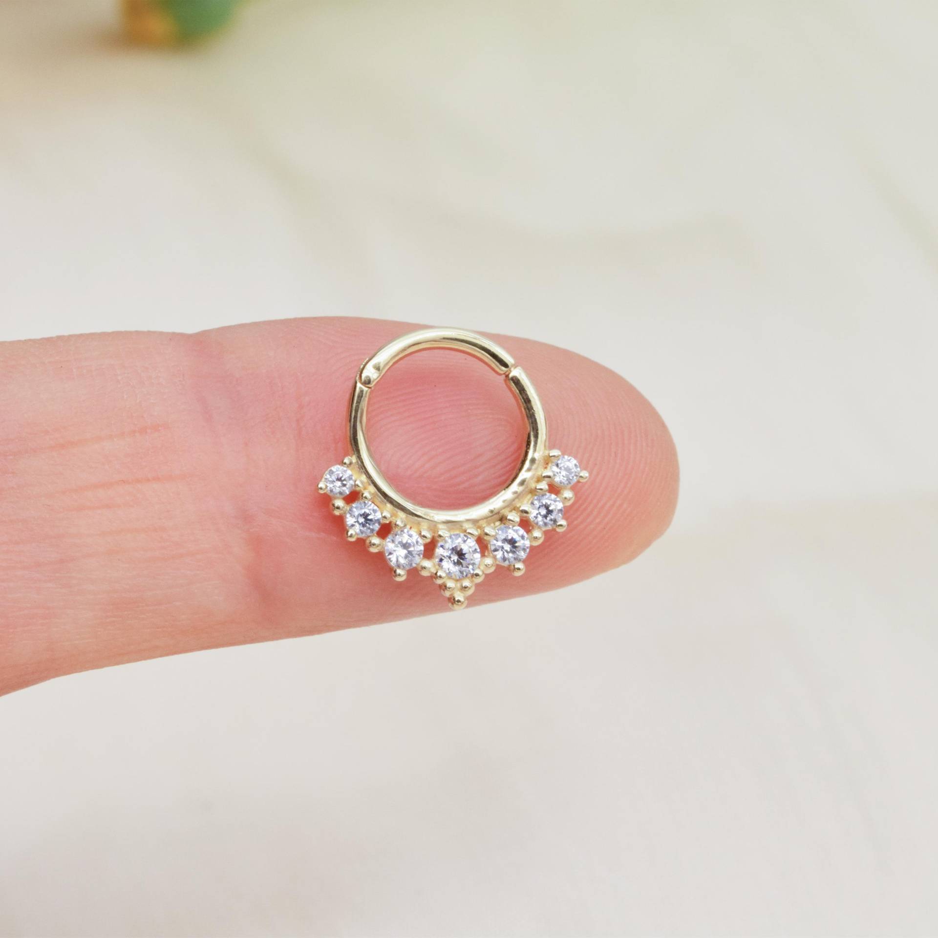 14K Solid Gold Pave Funken Septum Clicker Zierliche Panierte Knorpel Klapp Hoop Tragus Helix Daith Piercing Ring Schmuck 16G 14K Solid Gold Pave Funken Septum Clicker Zierliche Panierte Knorpel Klapp Hoop Tragus Helix Daith Piercing Ring Schmuck 16G von FineGoldPiercing