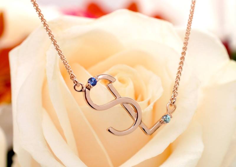 Zwei Erste Edelstein-Halskette 14K Gold Birthstone Monogramm Halskette Weihnachtsgeschenk Für Frau Mit Edelsteinen Personalisiertem Schmuck von FineJewelrySavenko