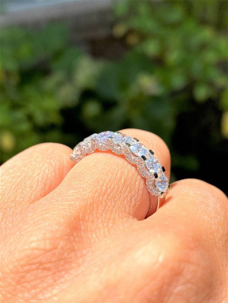 1.25Ct Diamant Band 7 Stein Rund Brillant U Zinken Eheringe Jahrestag Ring Stapelbare Ringe Platin 18K 14K Weiß Gelb Roségold von FineJewlers